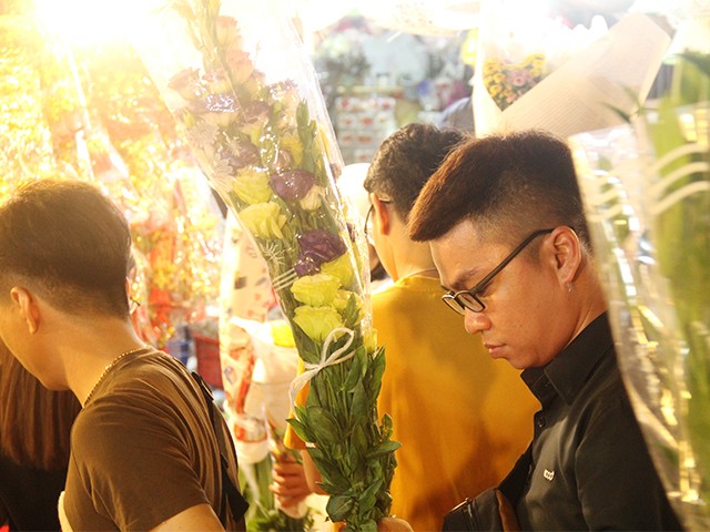 Đi chợ hoa đêm không còn là đặc quyền của riêng phụ nữ Sài thành...