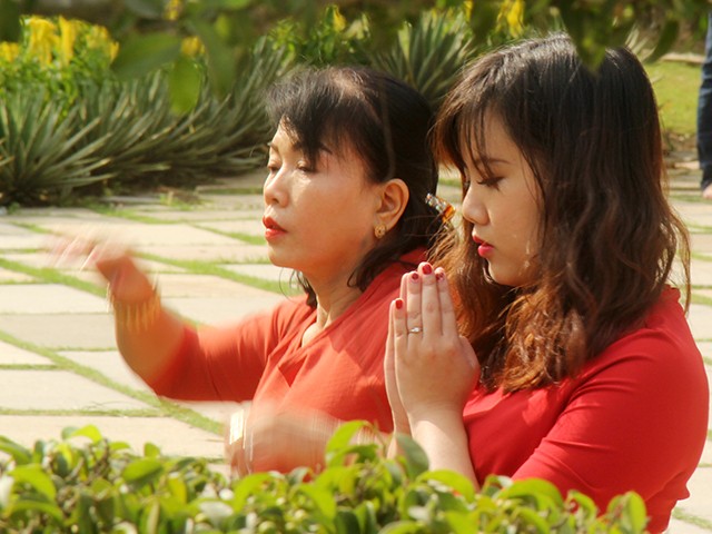 Rất nhiều người dân đi chùa từ sáng sớm để cầu nguyện cho gia đình một năm mới bình an.