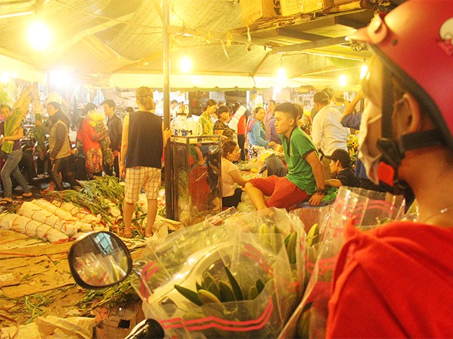 Ngắm chợ hoa Hồ Thị Kỷ lúc nửa đêm, mới thấy thành phố này gần như chưa bao giờ ngủ tại những chợ đầu mối như thế này.