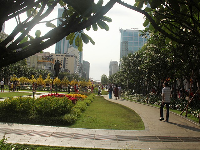 Phố đi bộ Nguyễn Huệ sáng sớm nay.