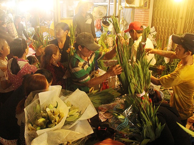 Khách đến mua hàng không chen lấn, luôn nhường nhịn lẫn nhau. Hoa bán đồng giá và đồng chất lượng.