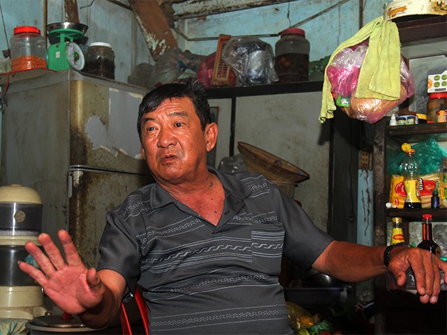 Sáng sớm mùng Một tết Kỷ Hợi, con trai ông Dũng mất. Căn nhà không đủ chỗ để quàn quan tài con, ông phải lặn lội khắp các chùa để nhờ vả một nơi chốn gửi gắm xác con trai mình trước khi đưa về quê chôn cất. Ảnh: GVT.