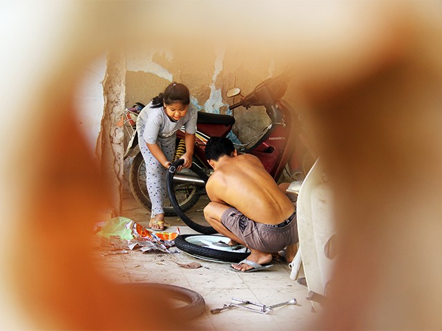 Cuộc sống của những người dân Thủ Thiêm tại khu tạm cư An Lợi Đông bây giờ. Họ đã sống vậy 10 năm nay. Ảnh: GVT.