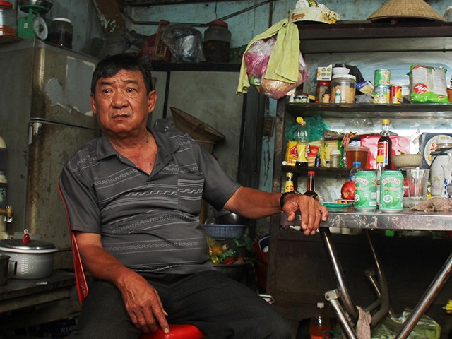 Ông Đặng Quốc Dũng đang tạm cư ngay chính trên căn nhà của chính mình. Ngày Tết Kỷ Hợi năm nay đối với ông, cũng chỉ như nhiều năm trước. Ảnh: GVT.