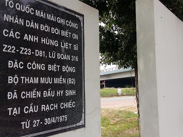 Tấm bia ghi nhớ nằm ngay dưới chân cầu Rạch Chiếc, gần mé sông Rạch Chiếc ngày nay. Tấm bia ghi nhớ nằm ngay dưới chân cầu Rạch Chiếc, gần mé sông Rạch Chiếc ngày nay.