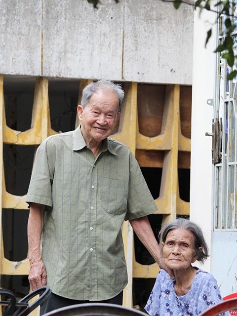 Vợ chồng ông Tư Cang nay đã ngoài 90 tuổi, nay mới được quây quần bên nhau sau gần 30 năm ông đi biền biệt. Ảnh: GVT. Vợ chồng ông Tư Cang nay đã ngoài 90 tuổi, nay mới được quây quần bên nhau sau gần 30 năm ông đi biền biệt. Ảnh: GVT.