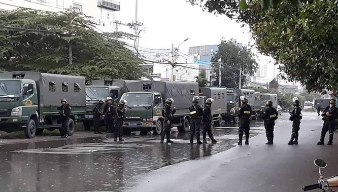 Nhiều tuyến đường bị phong tỏa. Ảnh: Nghĩa Bùi. Nhiều tuyến đường bị phong tỏa. Ảnh: Nghĩa Bùi.