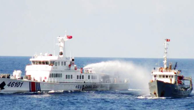 Năm 2014, Trung Quốc đưa giàn khoan HD 981 vào vùng đặc quyền kinh tế (EEZ) của Việt Nam, va chạm với lực lượng chấp pháp của Việt Nam. Trong ảnh là tàu Trung Quốc đang phun nước vào tàu Kiểm ngư Việt Nam. Ảnh tư liệu.