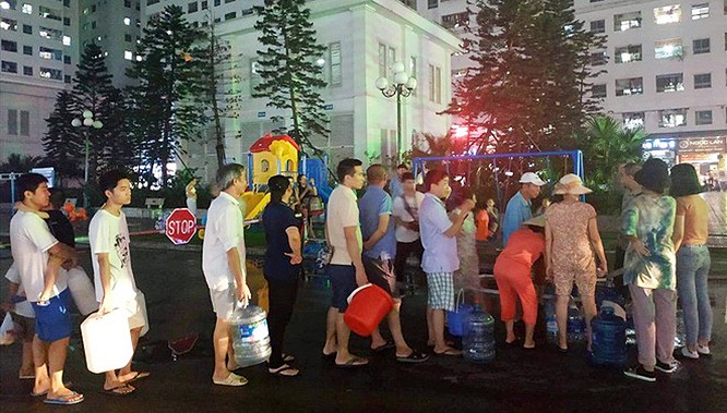Người dân Hà Nội xếp hàng lấy nước.