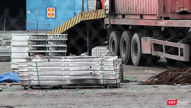 "Chỉ tính 1,8 triệu tấn nhôm này nếu xuất sang Mỹ trót lọt sẽ giảm được 25 lần thuế xuất khẩu, nguồn lợi mà DN Trung Quốc hưởng có thể tính hàng tỉ USD”, PGS-TS Đinh Trọng Thịnh (Học viện Tài chính) nói trên tờ Thanh niên. "Chỉ tính 1,8 triệu tấn nhôm này nếu xuất sang Mỹ trót lọt sẽ giảm được 25 lần thuế xuất khẩu, nguồn lợi mà DN Trung Quốc hưởng có thể tính hàng tỉ USD”, PGS-TS Đinh Trọng Thịnh (Học viện Tài chính) nói trên tờ Thanh niên.