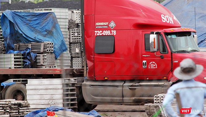 Và rất tò mò về đích đến tiếp theo của chiếc xe đầu kéo này. Và rất tò mò về đích đến tiếp theo của chiếc xe đầu kéo này.