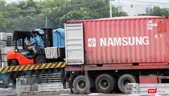 Xe nâng mỗi lần chỉ vận chuyển được một khối lượng hàng khiêm tốn như vậy. Xe nâng mỗi lần chỉ vận chuyển được một khối lượng hàng khiêm tốn như vậy.