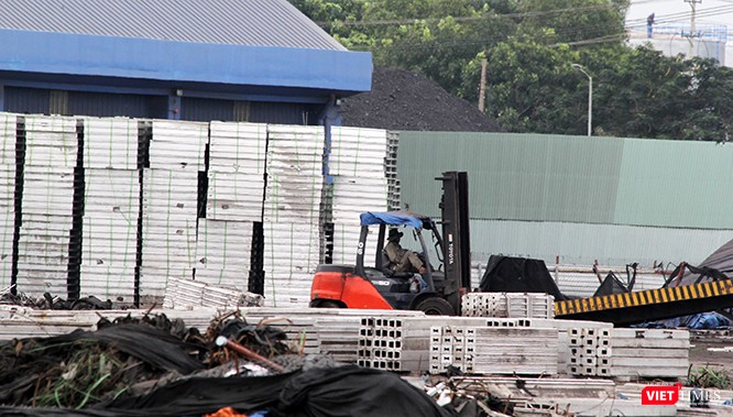 Các xe nâng hoạt động liên tục để đưa hàng vào container. Các xe nâng hoạt động liên tục để đưa hàng vào container.