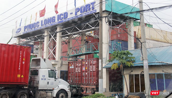 Sau khi rời trụ sở công ty này, chiếc đầu kéo kéo 2 cái thùng container, một rỗng một đóng kín đó không phải hướng về phía cảng Phú Mỹ như chúng tôi phán đoán. Hướng di chuyển của chiếc xe container này là hướng về TP.HCM, đích đến cuối cùng là cảng Phước Long ICD Port (số 7 xa lộ Hà Nội, phường Phước Long A, Q.9, TP.HCM). Ở phía trong chiếc thùng container đóng kín chở gì thì chúng tôi không thể đoán được. Sau khi rời trụ sở công ty này, chiếc đầu kéo kéo 2 cái thùng container, một rỗng một đóng kín đó không phải hướng về phía cảng Phú Mỹ như chúng tôi phán đoán. Hướng di chuyển của chiếc xe container này là hướng về TP.HCM, đích đến cuối cùng là cảng Phước Long ICD Port (số 7 xa lộ Hà Nội, phường Phước Long A, Q.9, TP.HCM). Ở phía trong chiếc thùng container đóng kín chở gì thì chúng tôi không thể đoán được.