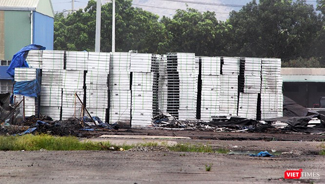 Nhôm không còn phải phủ bạt kín mít nữa, đang được chuyển đi. Nhôm không còn phải phủ bạt kín mít nữa, đang được chuyển đi.