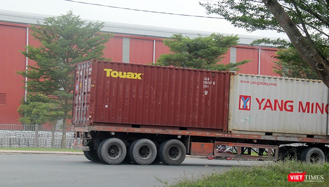 Chưa hết, các đầu kéo container vào ra liên tục. Chưa hết, các đầu kéo container vào ra liên tục.