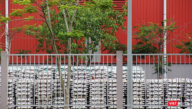 Hàng được xếp dọc phía trong hàng rào của công ty Nhôm Toàn cầu. Hàng được xếp dọc phía trong hàng rào của công ty Nhôm Toàn cầu.