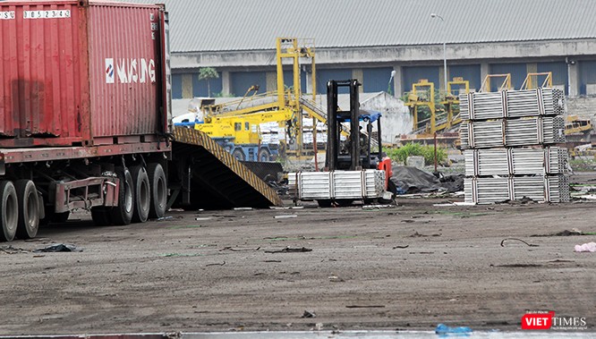 Khi thấy việc đưa hàng lên thùng container được tiến hành rất khẩn trương, dùng cầu bắc chuyên dụng để xe nâng có thể lên thẳng, không cần hạ thùng. Khi thấy việc đưa hàng lên thùng container được tiến hành rất khẩn trương, dùng cầu bắc chuyên dụng để xe nâng có thể lên thẳng, không cần hạ thùng.