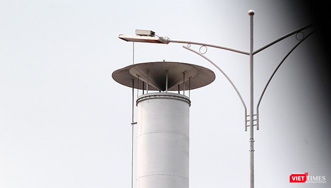 Mặc dù được khẳng định là nhà máy nhôm đã đi vào sản xuất từ 2014, nhưng một trong các ống khói của nhà máy nhôm khá sạch sẽ.