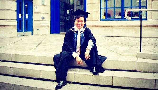 Nguyễn Chí Hiếu khi tốt nghiệp cử nhân Học viện Kinh tế và Chính trị London. Nguyễn Chí Hiếu khi tốt nghiệp cử nhân Học viện Kinh tế và Chính trị London.
