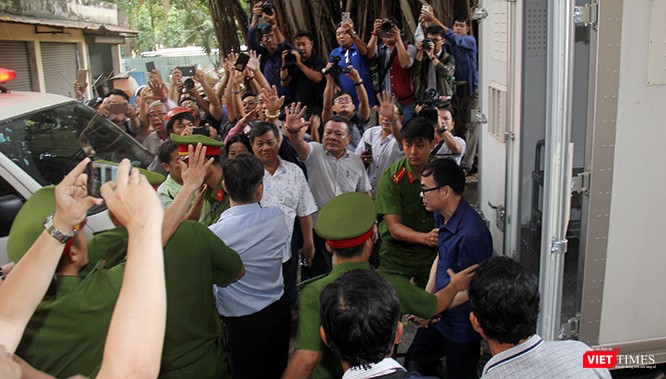 Bị cáo Trương Văn Út (cựu Phó trưởng Phòng Quản lý đất, Sở TN&MT TPHCM) (áo xanh, đeo kính) đang rời khỏi xe dẫn phạm nhân, vào phòng xét xử. Ảnh: GVT.