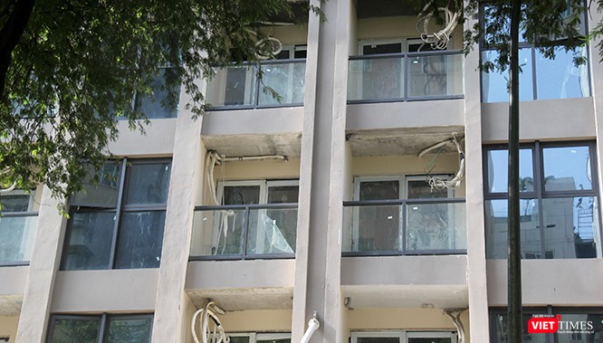 Thậm chí dây dẫn ống đồng điều hòa còn treo lơ lửng ở ban công nhiều căn phòng.