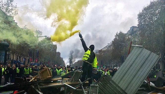 Người biểu tình ở Pháp đốt xe hơi và đập phá phong tỏa nhiều tuyến đường giao thông huyết mạch ở Paris.