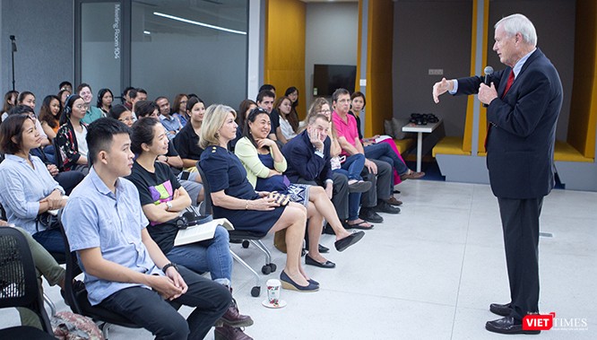 "Nếu không còn tồn tại vai trò của “người gác cổng”, chắt lọc sự thật thì phải làm thế nào?". Ảnh: Nguyễn Luân.