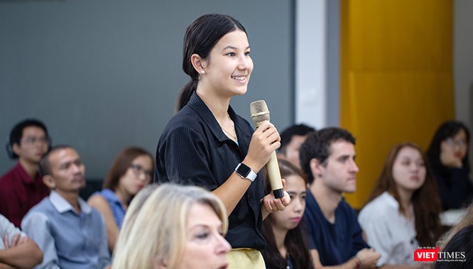 Khách mời đối thoại với diễn giả, nhà báo Chris Matthews. Ảnh: Nguyễn Luân.