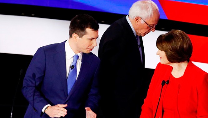Hai ứng viên Pete Buttigieg và Amy Klobuchar trao đổi sau khi kết thúc vòng tranh luận. Hai ứng viên Pete Buttigieg và Amy Klobuchar trao đổi sau khi kết thúc vòng tranh luận.