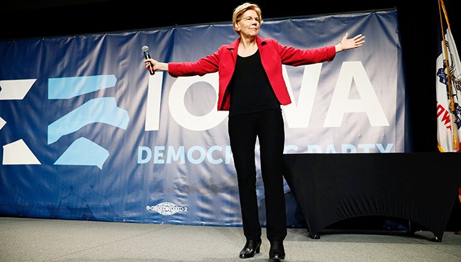 Thượng nghị sĩ Elizabeth Warren, một trong những ứng viên hàng đầu hiện nay của Đảng Dân chủ. Bà Warren có cương lĩnh thiên tả. Thượng nghị sĩ Elizabeth Warren, một trong những ứng viên hàng đầu hiện nay của Đảng Dân chủ. Bà Warren có cương lĩnh thiên tả.