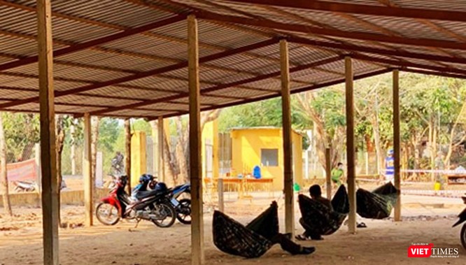 Hình ảnh lúc nghỉ trưa dưới mái tôn nóng hầm hập lúc giữa trưa của lực lượng chức năng tại địa điểm cách ly là trường THCS Thành Long (huyện Châu Thành, tỉnh Tây Ninh). Ảnh nhân vật cung cấp. Hình ảnh lúc nghỉ trưa dưới mái tôn nóng hầm hập lúc giữa trưa của lực lượng chức năng tại địa điểm cách ly là trường THCS Thành Long (huyện Châu Thành, tỉnh Tây Ninh). Ảnh nhân vật cung cấp.