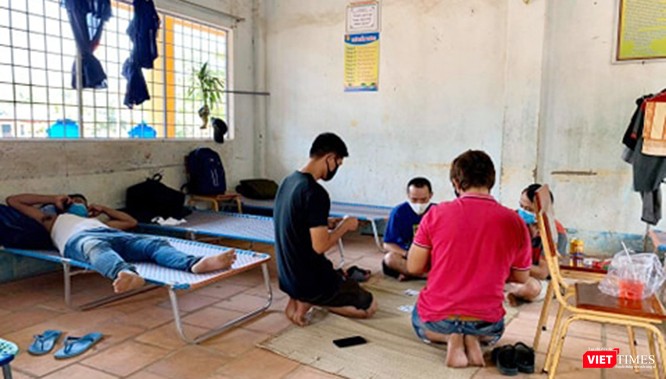 Niềm vui của họ lúc chưa kịp quen với môi trường mới là... đánh bài quỳ. Ảnh nhân vật cung cấp. Niềm vui của họ lúc chưa kịp quen với môi trường mới là... đánh bài quỳ. Ảnh nhân vật cung cấp.