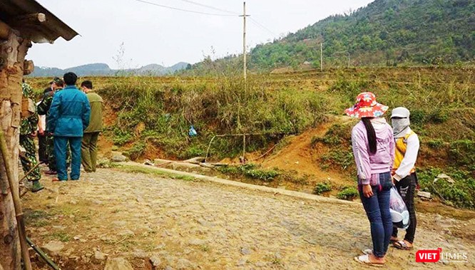 Cuộc tiễn chồng đi "cách ly" đầy ý thức của hai người vợ trẻ ở miền biên giới Lào Cai. Ảnh: Lê Thanh Cường.