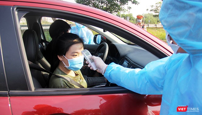 Giải pháp nào để Việt Nam “sống chung” với COVID-19?