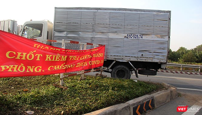 TP.HCM đã phải thiết lập 62 chốt chặn để kiểm tra thân nhiệt người vào thành phố khi thực hiện cách ly xã hội. Ảnh: GVT.