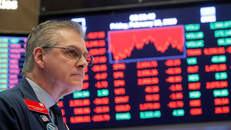 Thị trường chứng khoán Mỹ rợp một sắc đỏ khi đại dịch Covid-19 hoành hành (Ảnh: AP) Thị trường chứng khoán Mỹ rợp một sắc đỏ khi đại dịch Covid-19 hoành hành (Ảnh: AP)