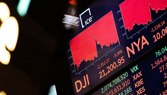 Thị trường chứng khoán NewYork rợp một sắc đỏ suốt nhiều tháng qua (Ảnh: Getty)