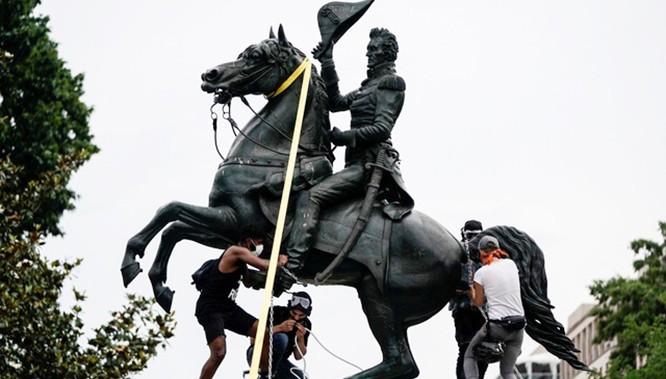 Người biểu tình đòi kéo đổ tượng cựu Tổng thống Andrew Jackson. Ảnh Reuters.