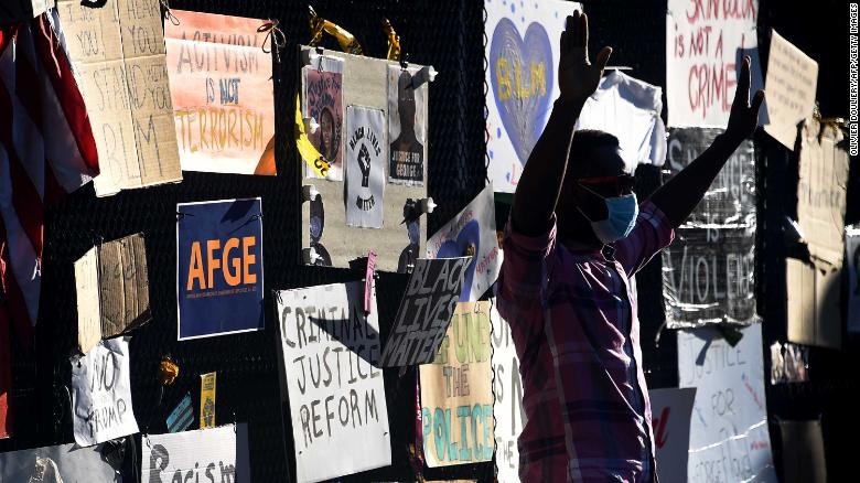 Người biểu tình tham gia phong trào Black Lives Matter (Mạng sống của người da đen cũng quan trọng). Ảnh: CNN. Người biểu tình tham gia phong trào Black Lives Matter (Mạng sống của người da đen cũng quan trọng). Ảnh: CNN.