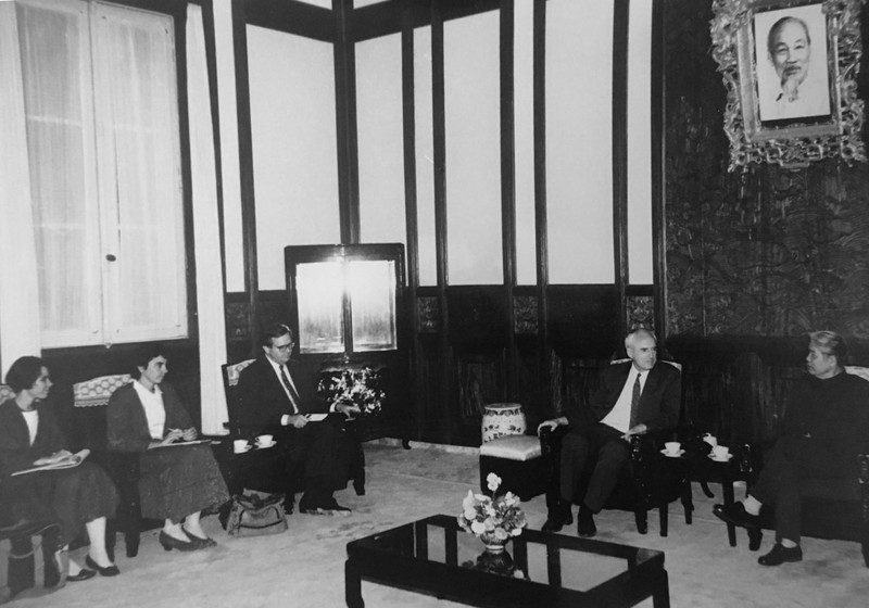 Giám đốc Chương trình Việt Nam tại Harvard, ông Thomas Vallely và Giáo sư Dwight Perkins, Giám đốc Viện Phát triển Quốc tế Harvard trong một buổi trò chuyện với Chủ tịch Hội đồng Bộ trưởng Đỗ Mười (sau này là Tổng Bí thư) trong chuyến thăm Việt Nam năm 1990. (Ảnh do ông Thomas Vallely cung cấp)