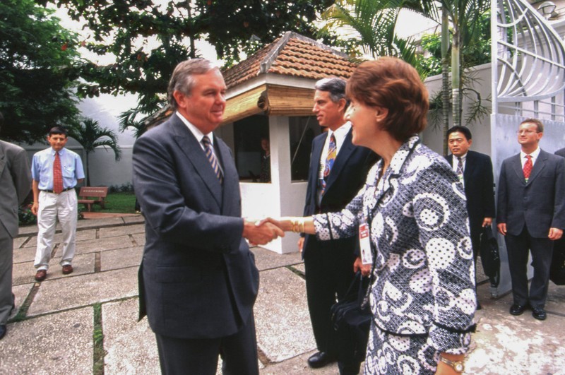 : Ông Thomas Vallely bắt tay bà Charlene Barshefky, Đại diện Thương mại Mỹ thời kì đàm phán Hiệp định Thương mại Việt - Mỹ tới thăm Trường Fulbright (Ảnh: FUV)