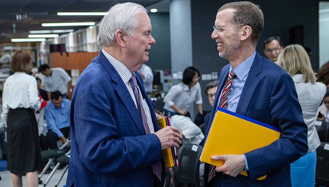 Ông Thomas Vallely, Chủ tịch Hội đồng tín thác Đại học Fulbright Việt Nam trao đổi với Tiến sĩ Douglas Elmendorf, Hiệu trưởng Trường Kennedy, Đại học Harvard tại trụ sở Đại học Fulbright nhân dịp kỉ niệm 25 năm quan hệ hợp tác giữa Harvard và Trường Fulbright (Ảnh: Đại học Fulbright)