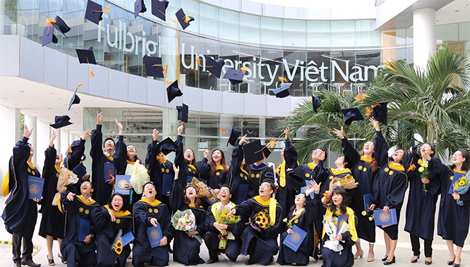 Các thạc sĩ chương trình Chính sách Công trong lễ tốt nghiệp (Ảnh: Đại học Fulbright))