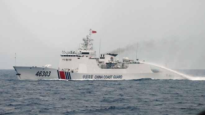 Tàu hải cảnh của Trung Quốc dùng vòi rồng đe dọa các tàu chấp pháp của Việt Nam xua đuổi tàu Hải Dương Địa chất 8 vào năm 2019 (Ảnh: Thanh Niên)