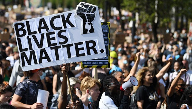 Phong trào Black Live Matter (mạng sống người da đen là quan trọng) được Đảng Dân chủ hậu thuẫn. Ảnh: AP.