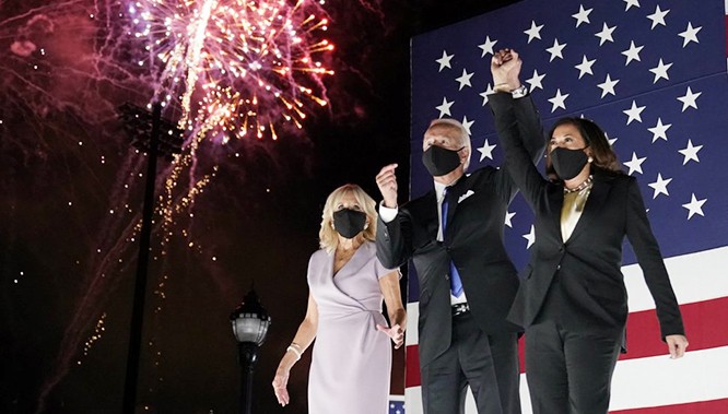 Ông Joe Biden và vợ, bà Jill Biden cùng Thượng nghị sĩ Kamala Harris, ứng viên Phó Tổng thống tại Đại hội Toàn quốc của Đảng Dân chủ.