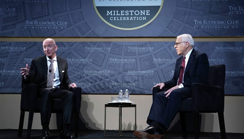 Tỉ phú David Rubenstein hỏi chuyện tỉ phú Jeff Bezos. Ảnh: Getty