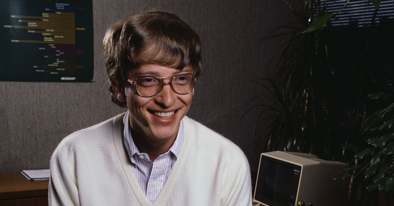 Bill Gates thời trẻ được mô tả là một chàng trai cực kì thông minh, mọt sách, có phần hơi lập dị với đam mê khác thường với máy tính.
