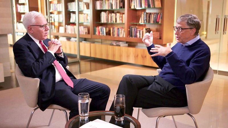 Tỉ phú David Rubenstein trò chuyện với Tỉ phú Bill Gates, người sáng lập Microsoft. (Ảnh: Getty)